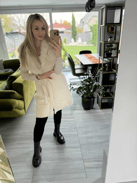 GOLDI - Szőrmés kötött mellény. Tört fehér