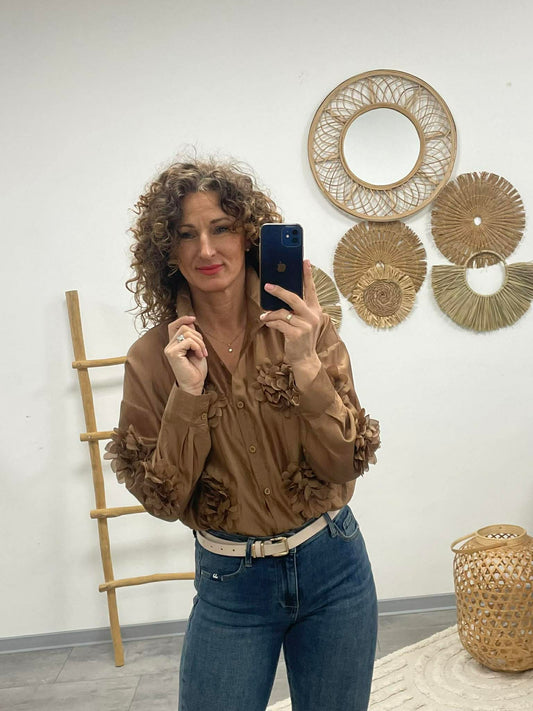 MARGARET - 3D virágos blúz. Sötétbarna