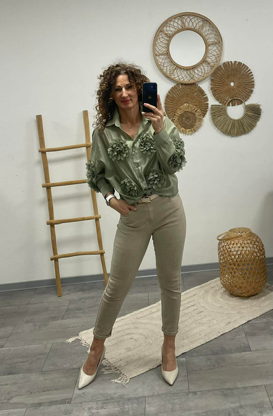 MARGARET - 3D virágos blúz. Khakizöld