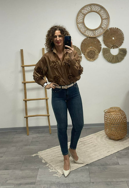 MARGARET - 3D virágos blúz. Sötétbarna