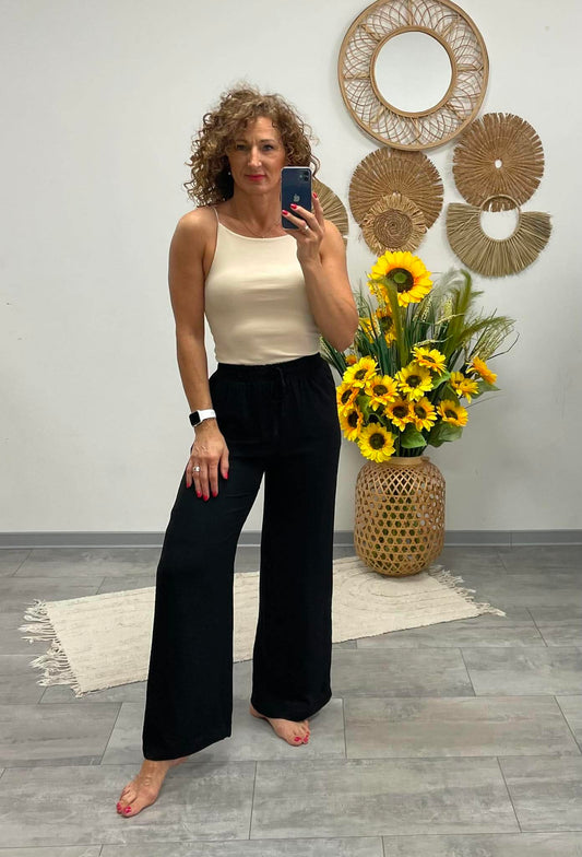LEYLA - Bő szárú nadrág. Fekete