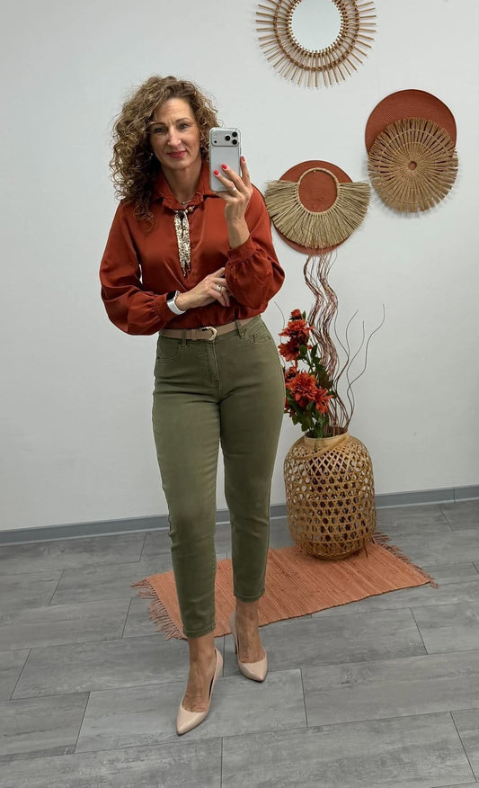 JUTTA - Elegáns blúz. Rozsdabarna