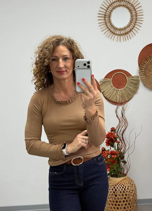 TÍRIA - Bordás fodros nyakú póló. Tejcsoki barna
