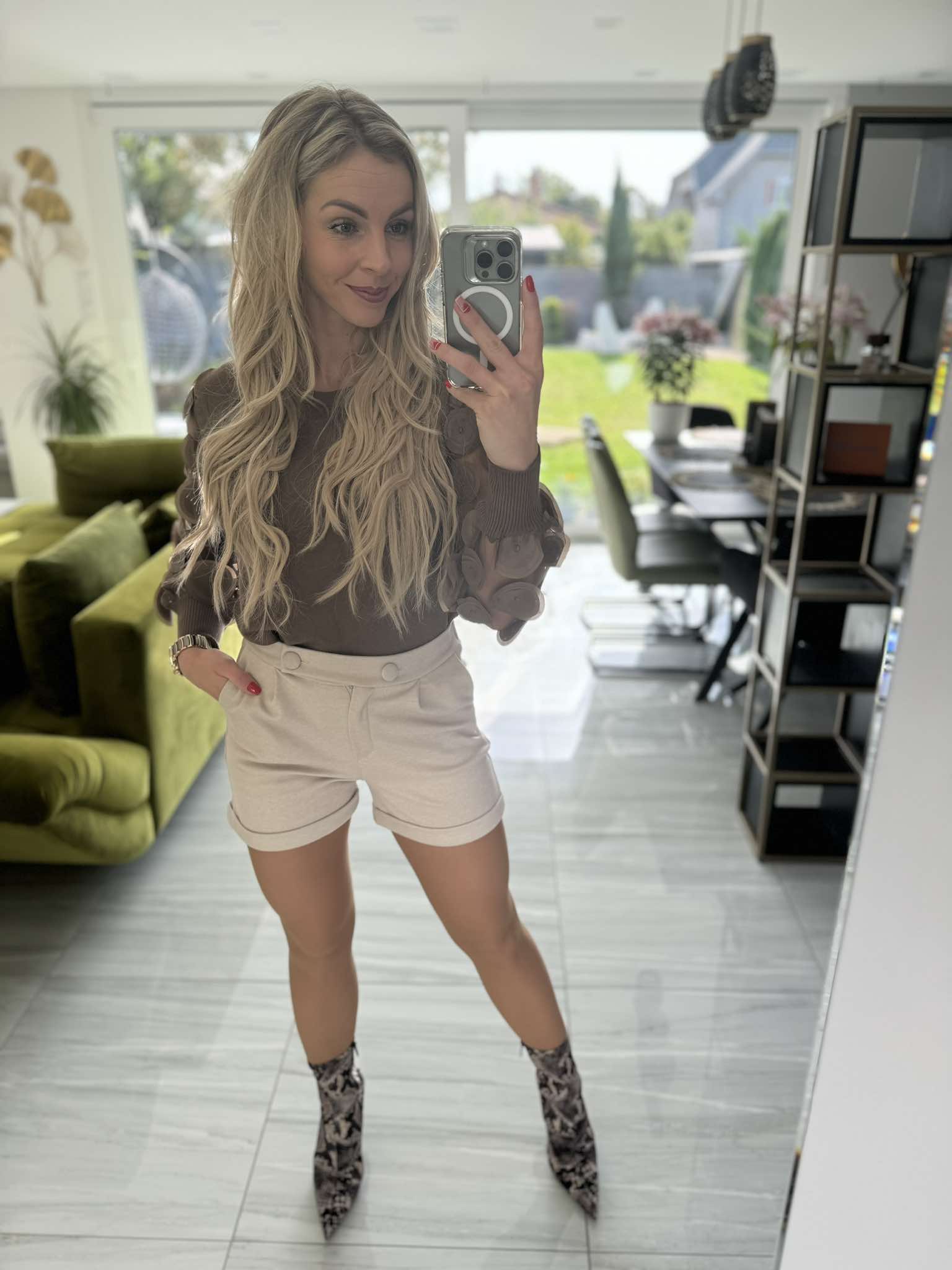 VALENTINA - Szövet rövid nadrág. Világos bézs