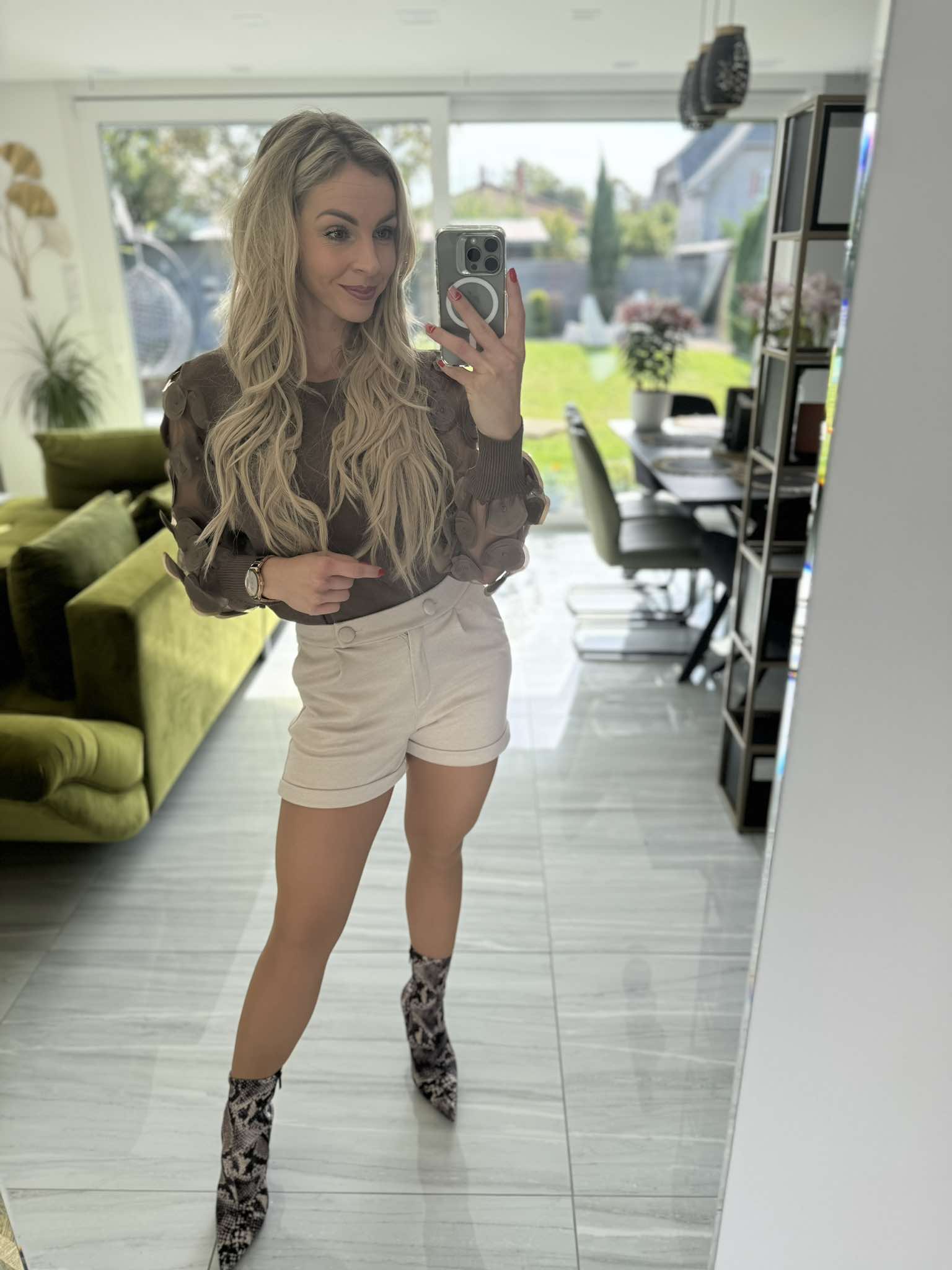 VALENTINA - Szövet rövid nadrág. Világos bézs