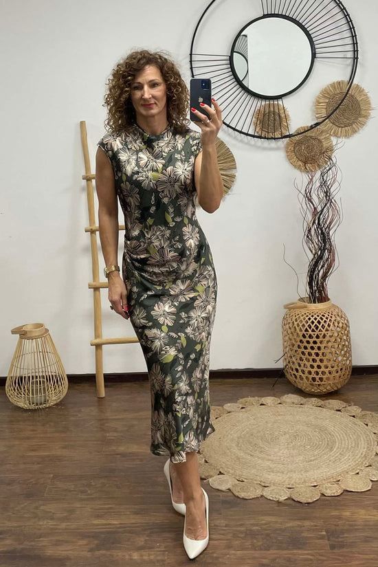 ELLA - Oldalt rakott maxi selyem ruha. Khaki