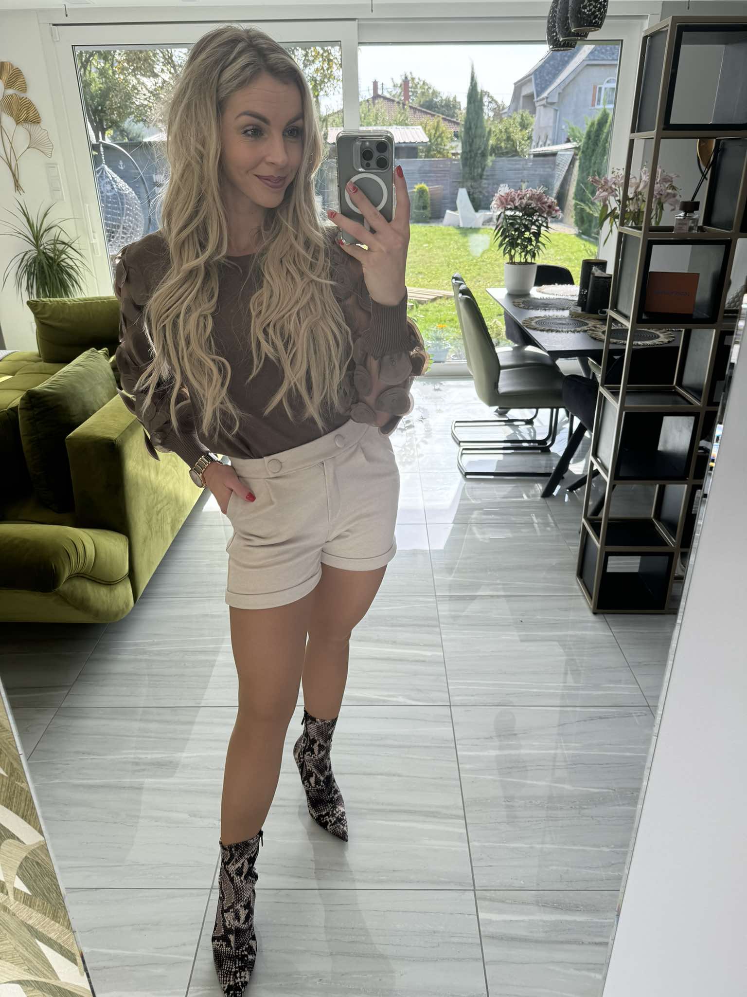 VALENTINA - Szövet rövid nadrág. Világos bézs