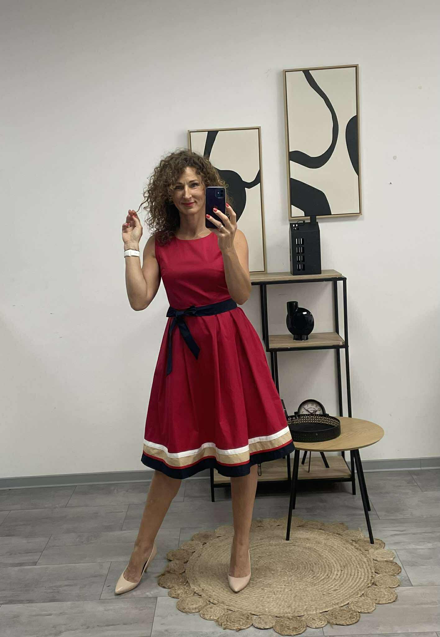PIRKO - Kerek nyakú SWETT Miss ruha. Bordó