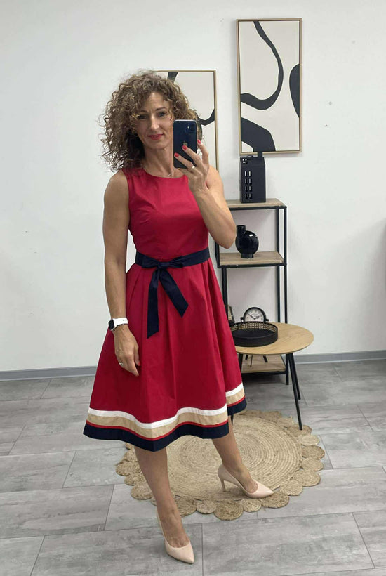 PIRKO - Kerek nyakú SWETT Miss ruha. Bordó