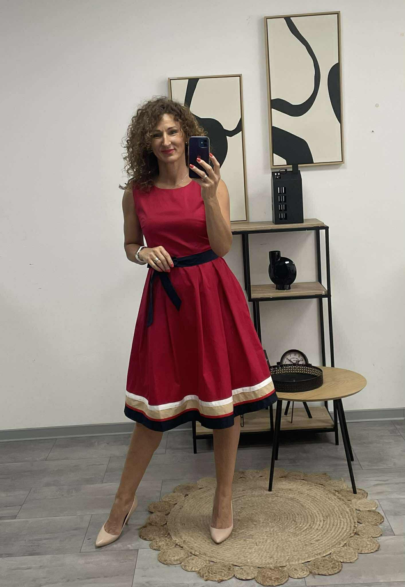 PIRKO - Kerek nyakú SWETT Miss ruha. Bordó
