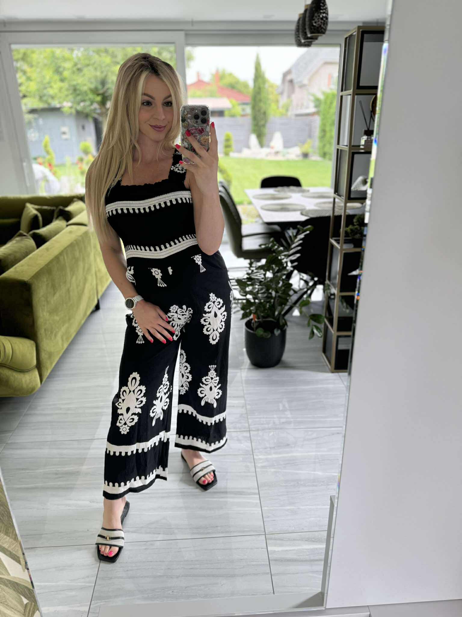 ANUK  - Pántos jumpsuit. Fekete