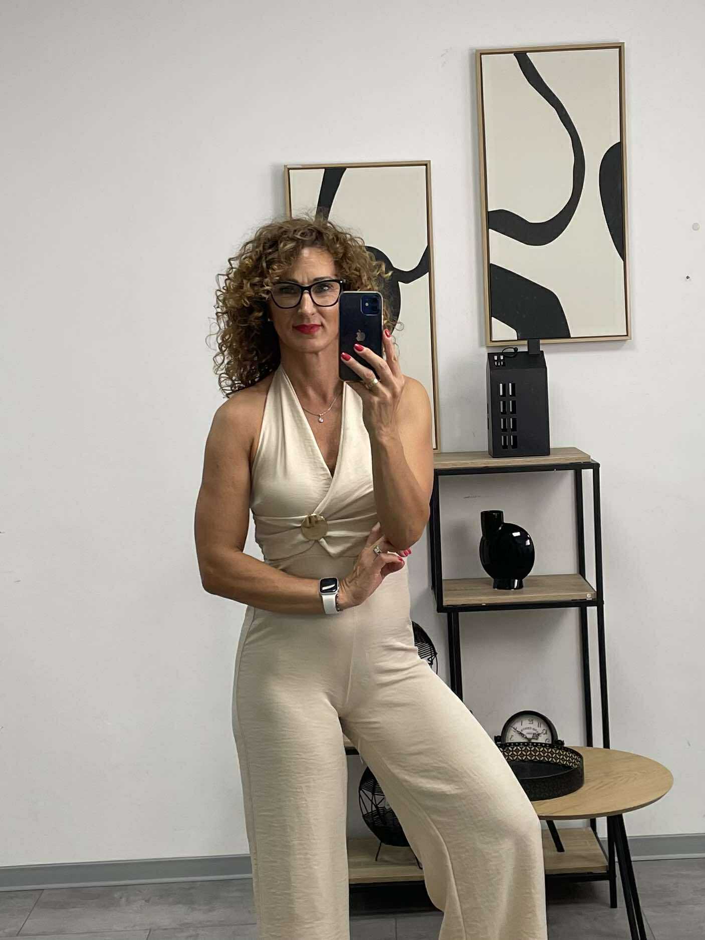REGI - Nyakba kötős jumpsuit. Világos drapp
