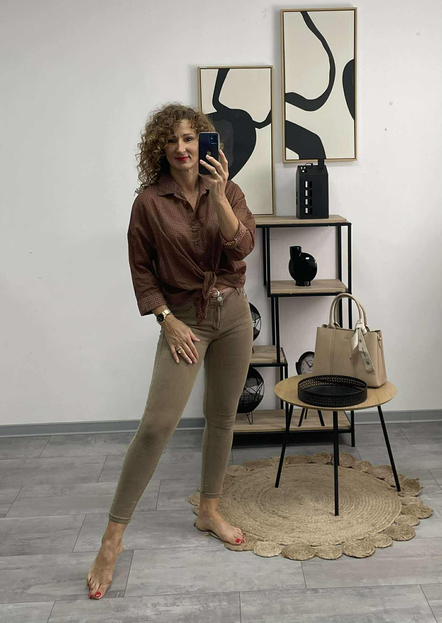 KARINA II - Laza blúz. Barna