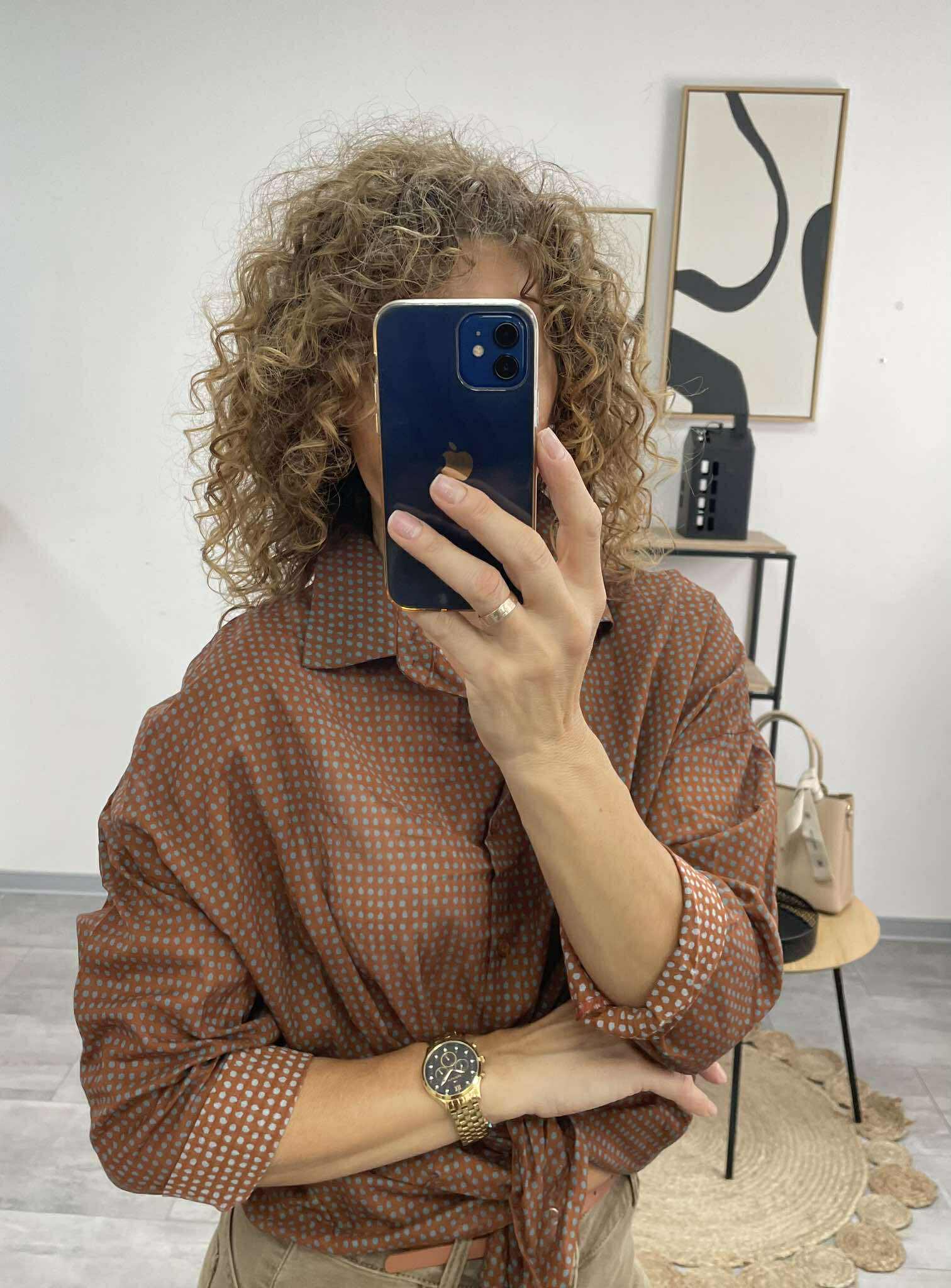 KARINA II - Laza blúz. Barna