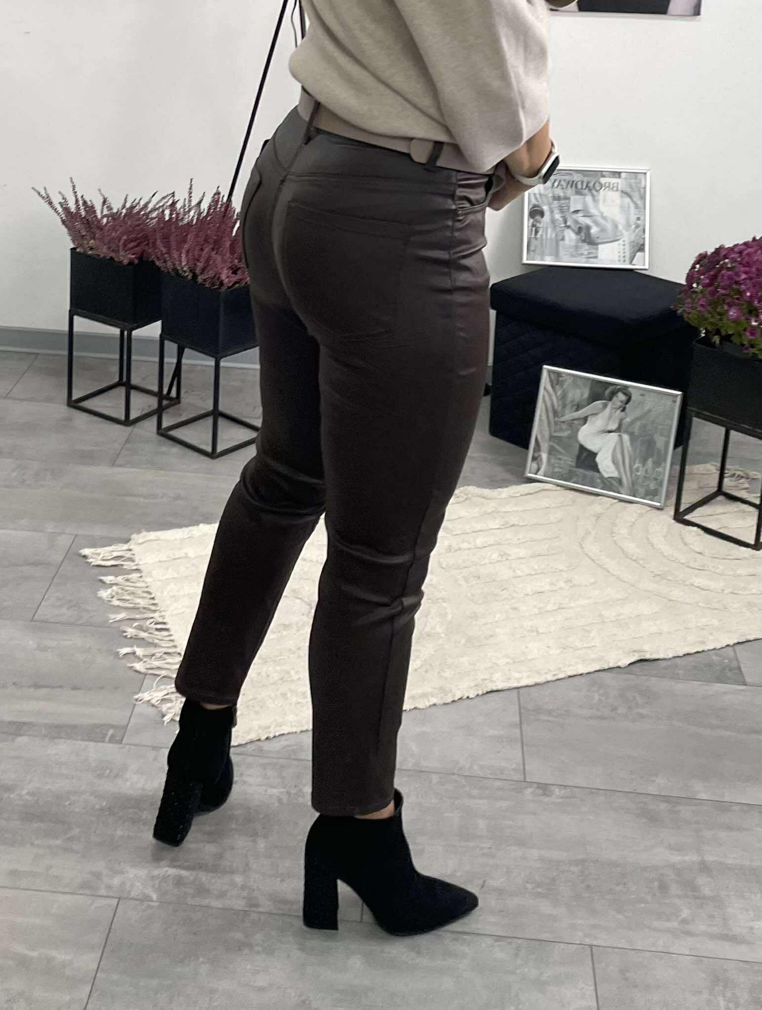 PAULA - Bőrhatású MOM - fitt nadrág. Barna