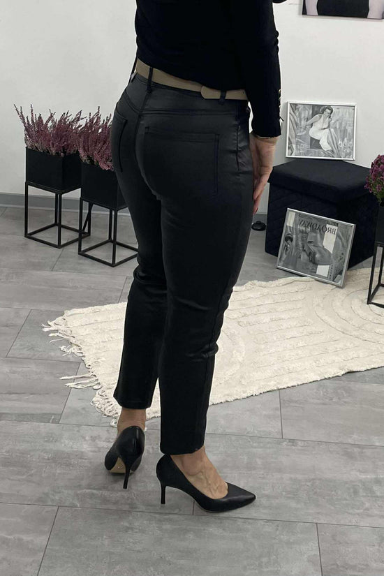 Paula - Bőrhatású MOM fitt nadrág. Fekete