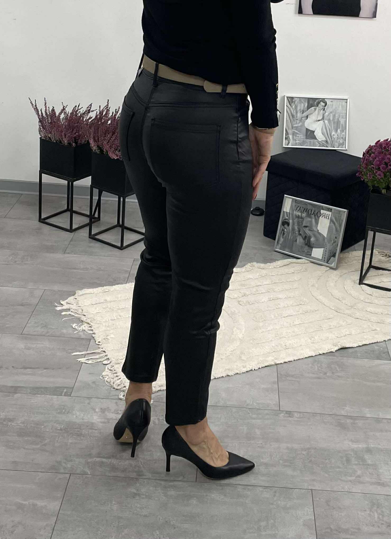 Paula - Bőrhatású MOM fitt nadrág. Fekete