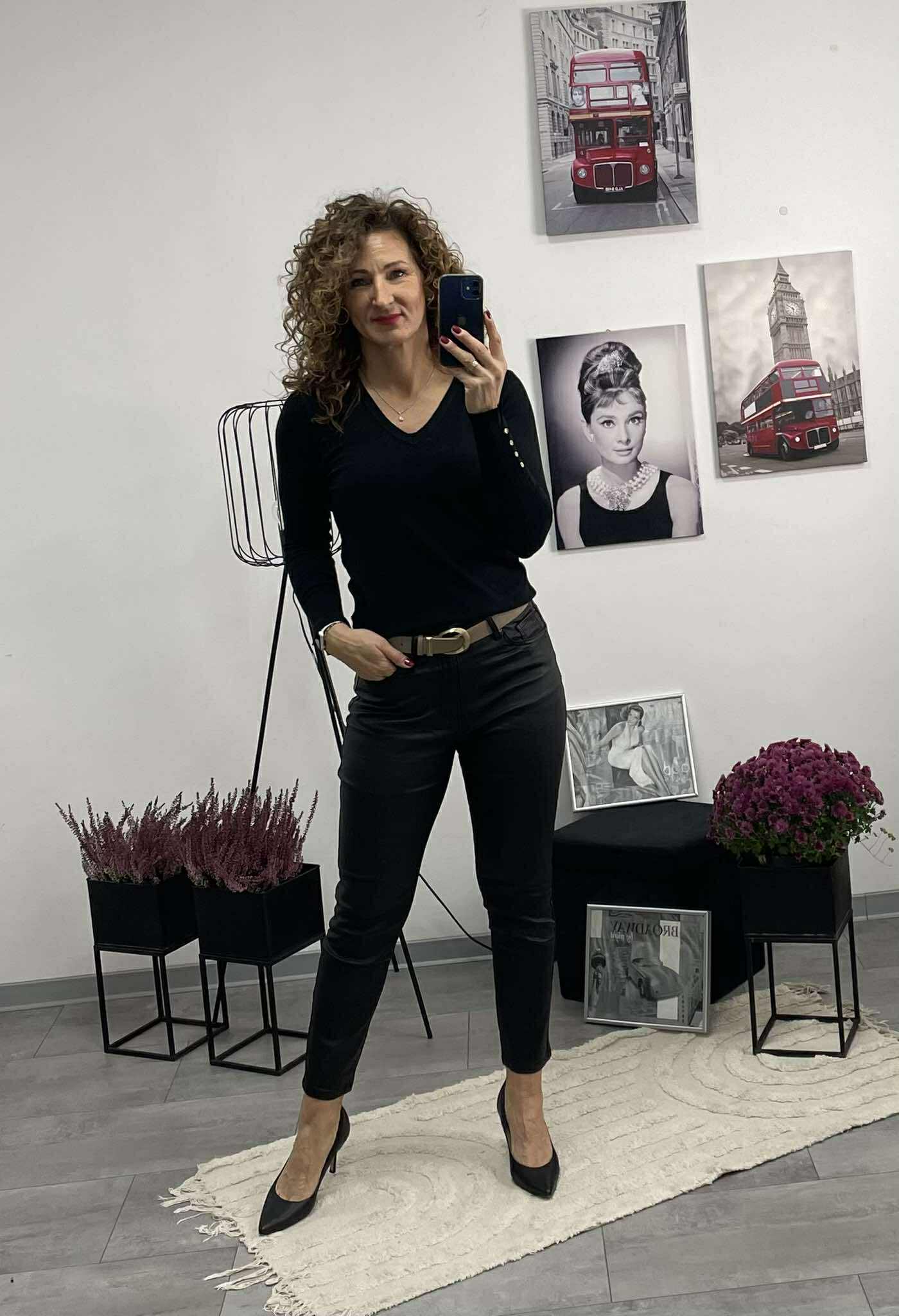 Paula - Bőrhatású MOM fitt nadrág. Fekete