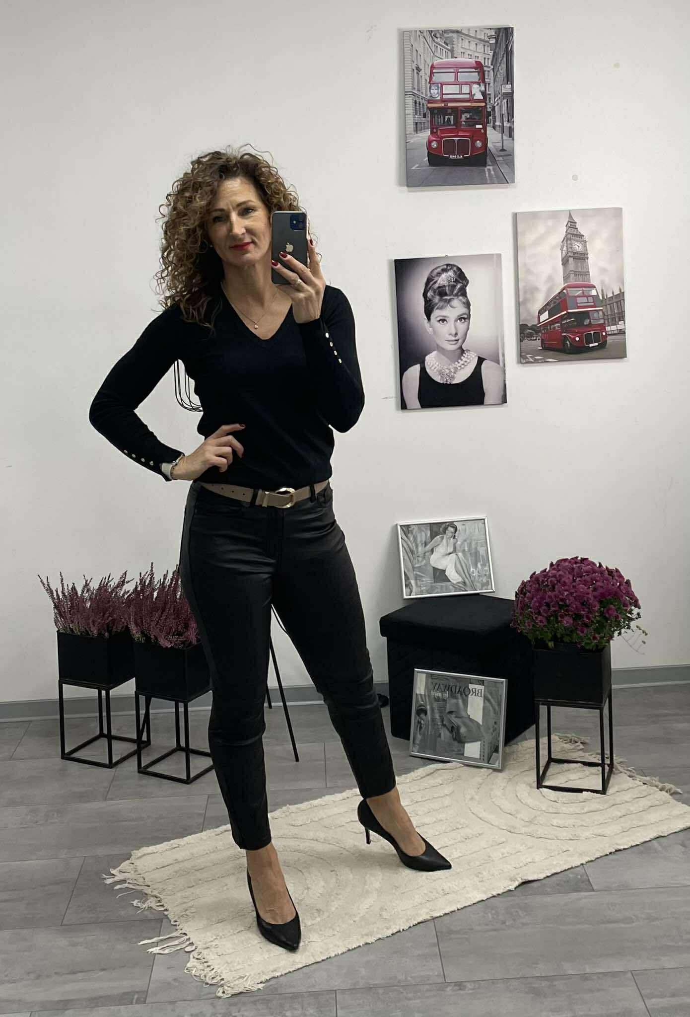 Paula - Bőrhatású MOM fitt nadrág. Fekete