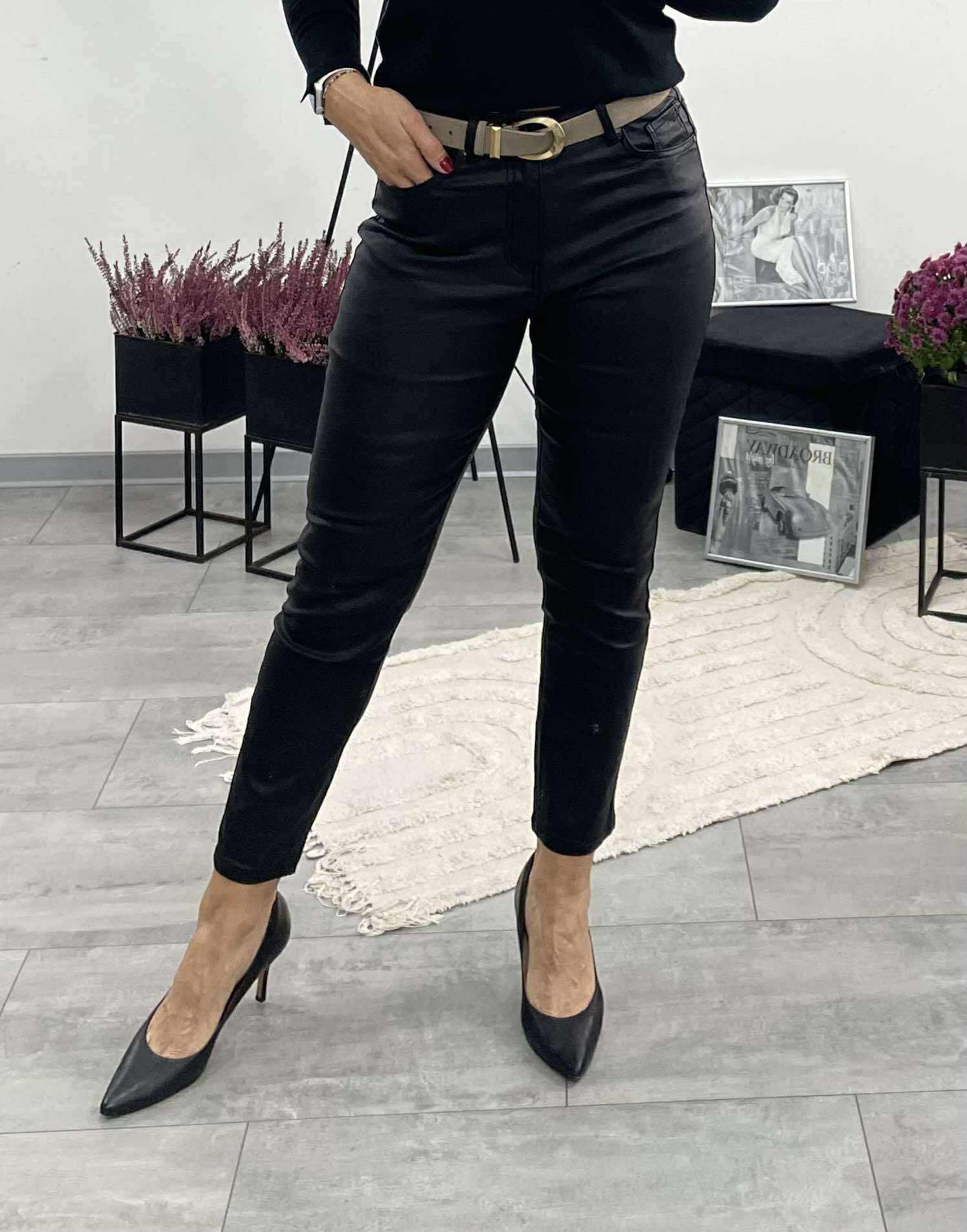 Paula - Bőrhatású MOM fitt nadrág. Fekete