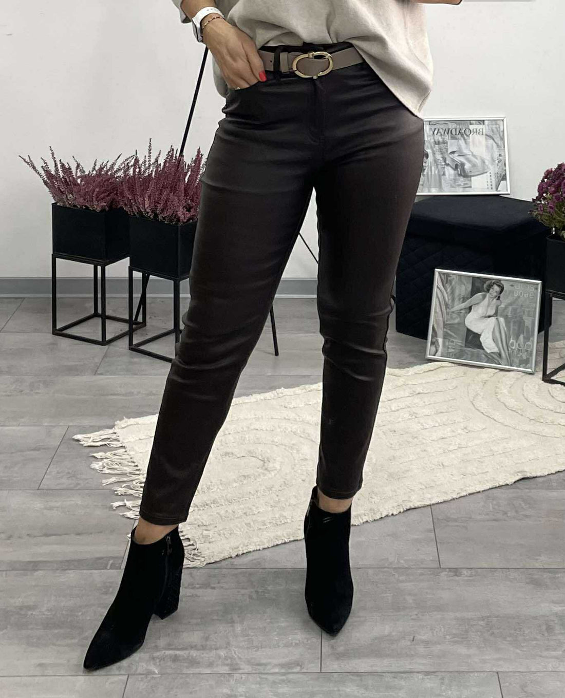 PAULA - Bőrhatású MOM - fitt nadrág. Barna