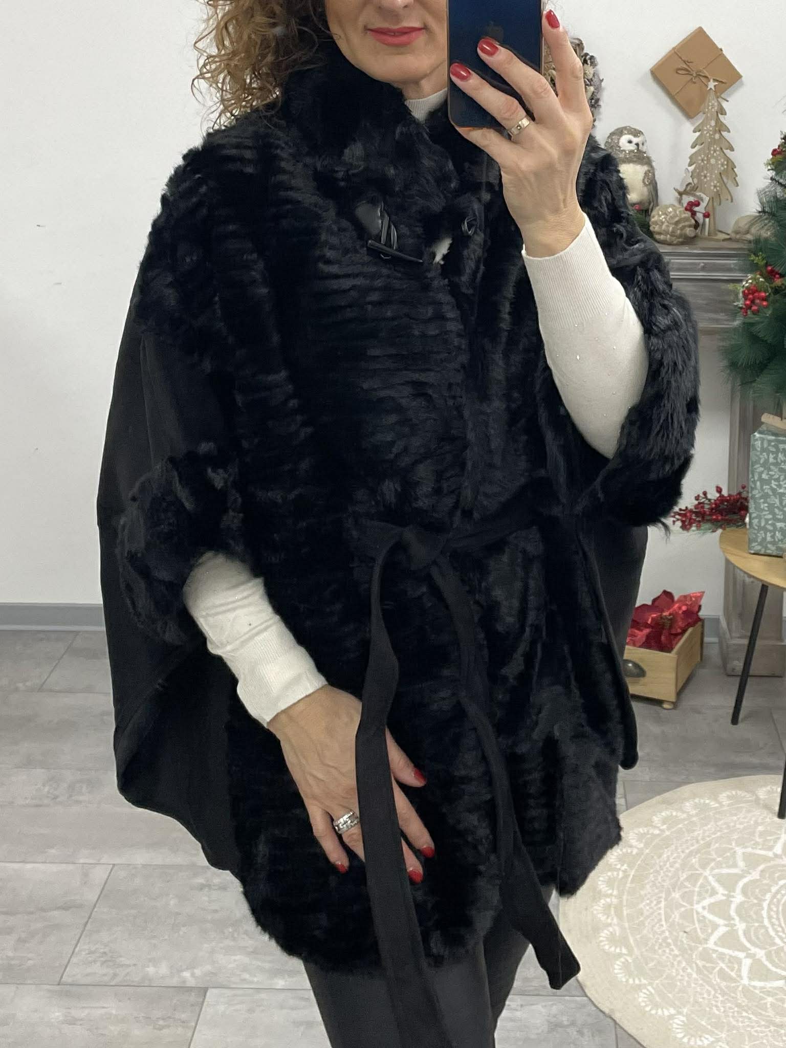 Pille - Szőrmés ponchó kabát. Fekete