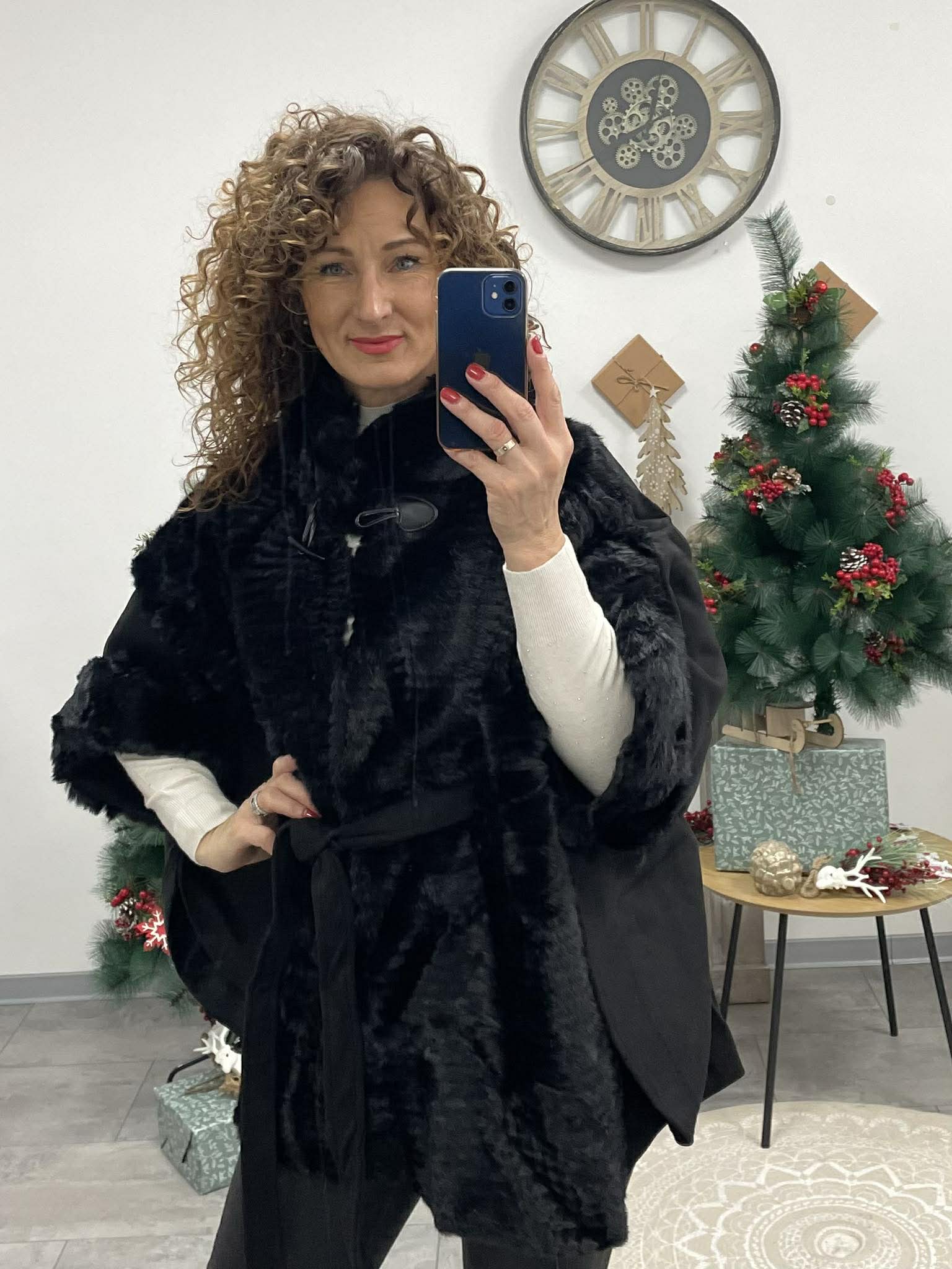 Pille - Szőrmés ponchó kabát. Fekete