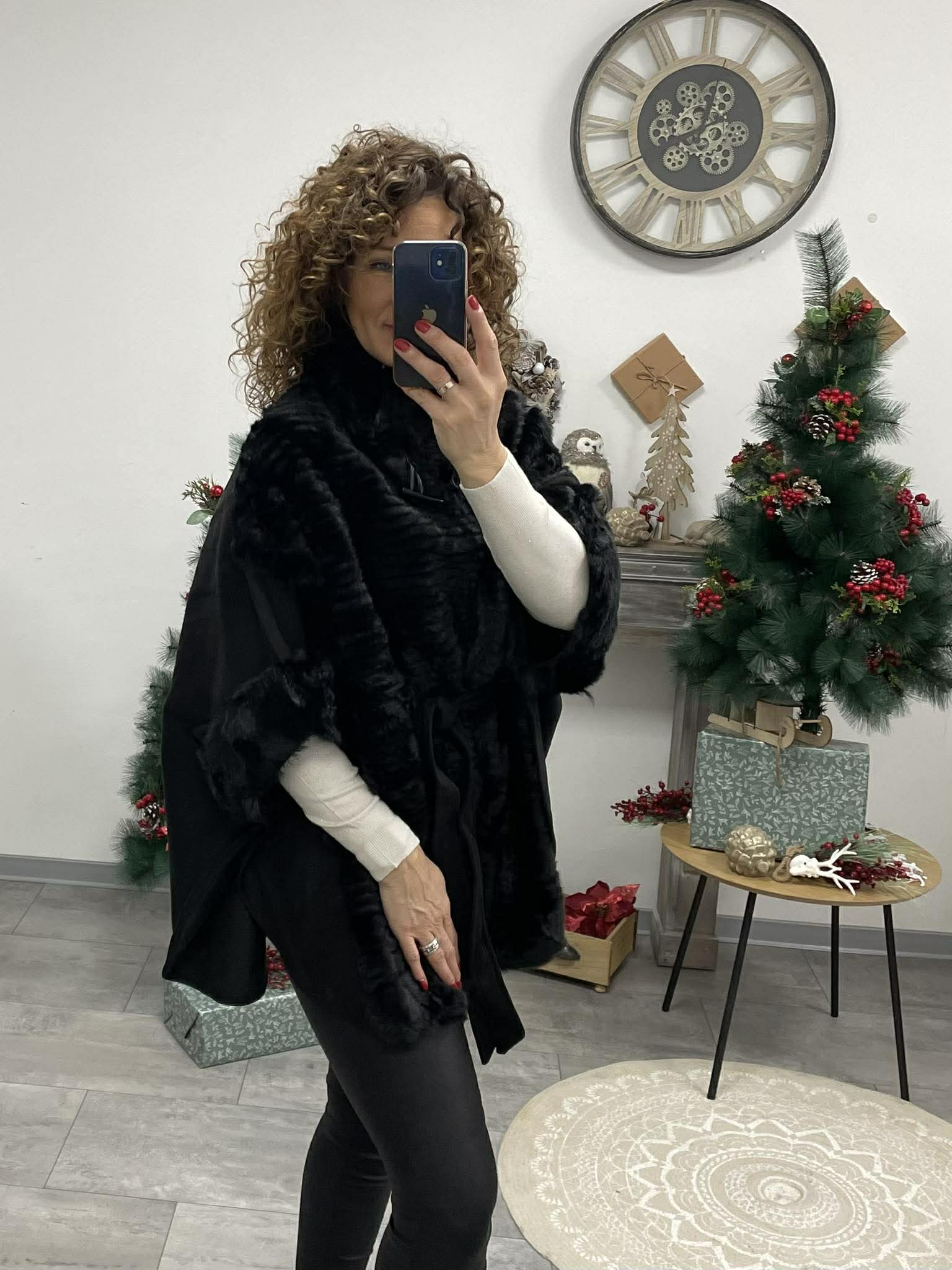 Pille - Szőrmés ponchó kabát. Fekete