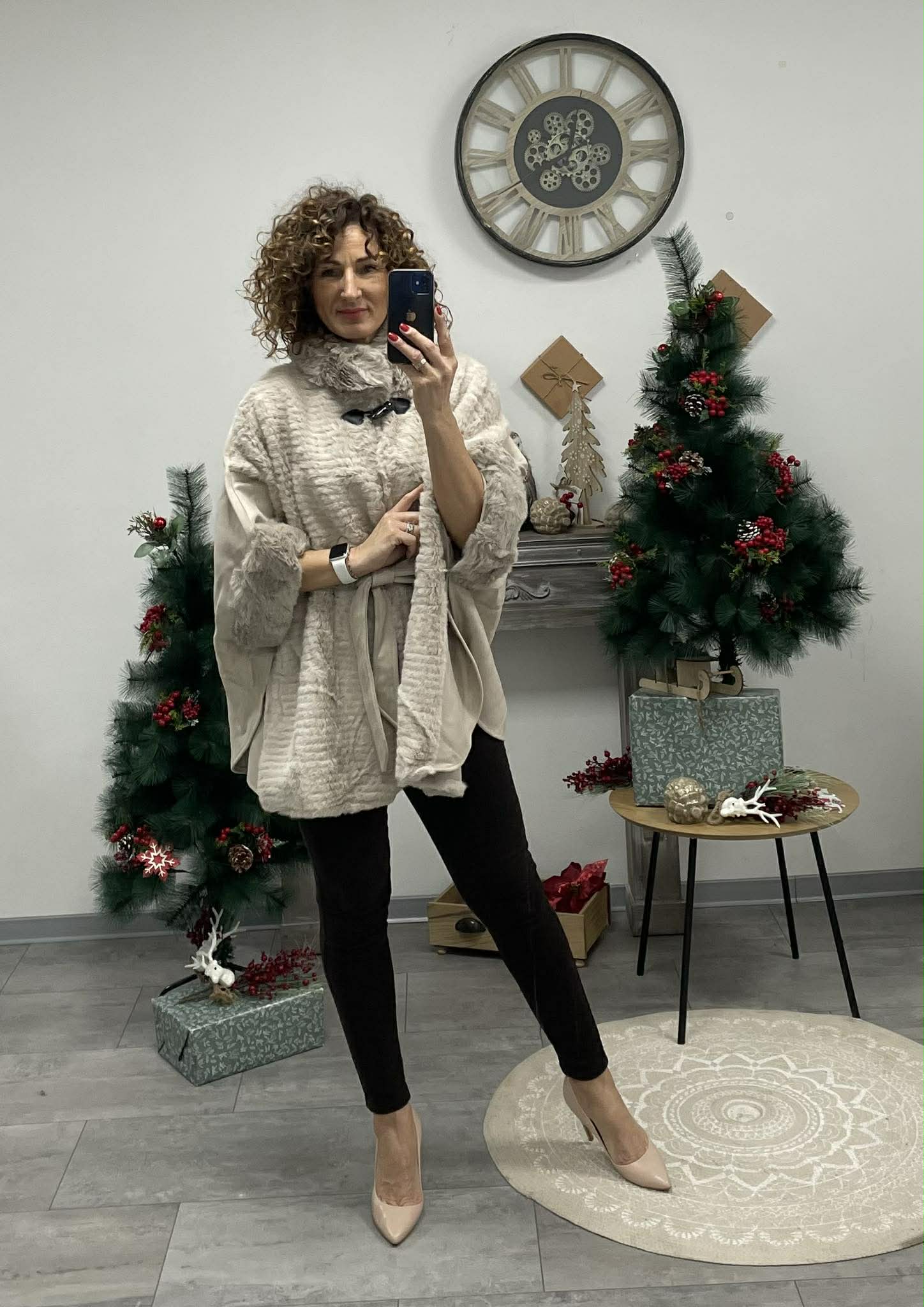 PILLE - Szőrrmés ponchó kabát. Világos bézs