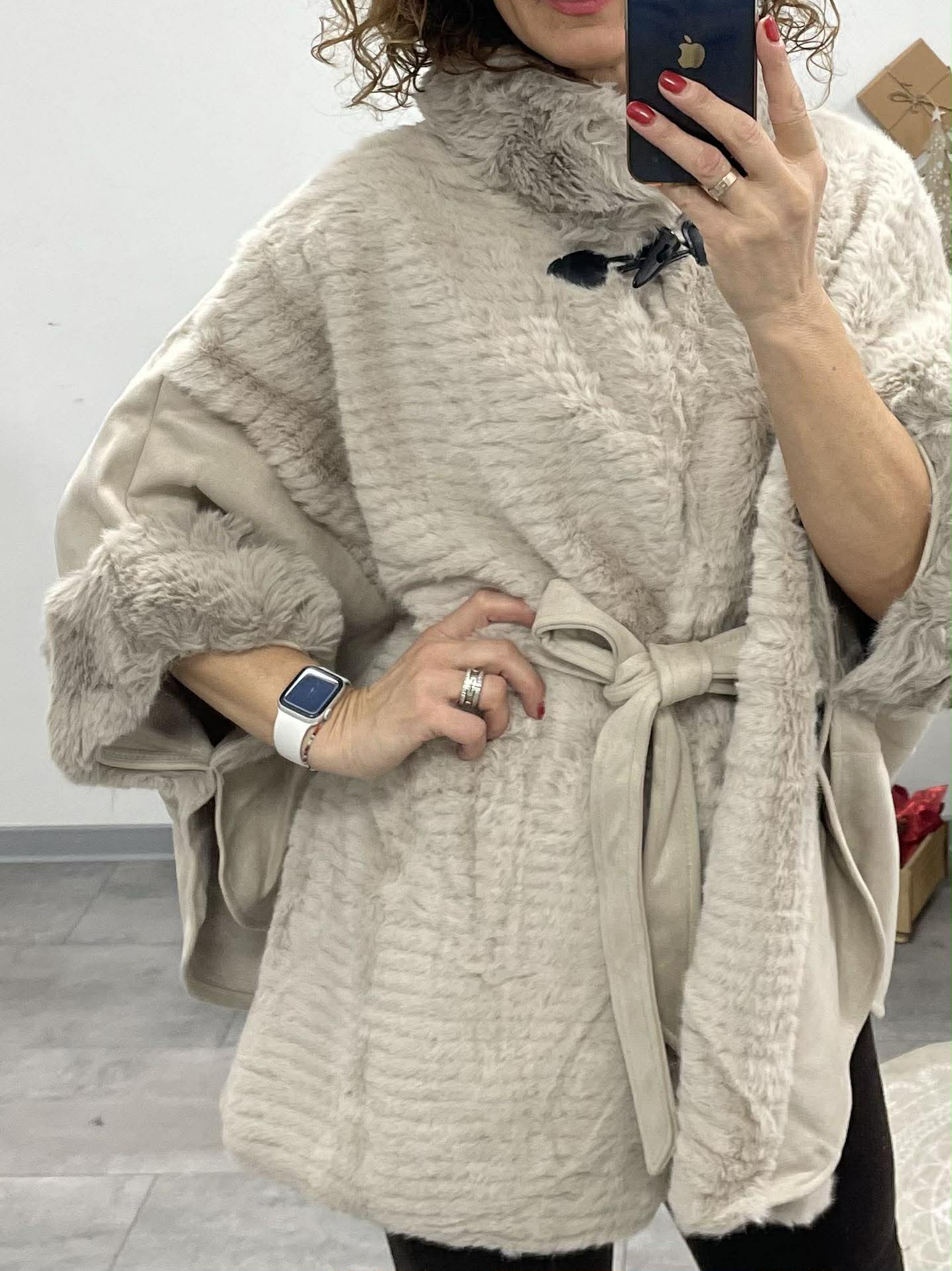 PILLE - Szőrrmés ponchó kabát. Világos bézs