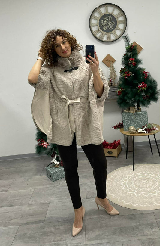 PILLE - Szőrrmés ponchó kabát. Világos bézs