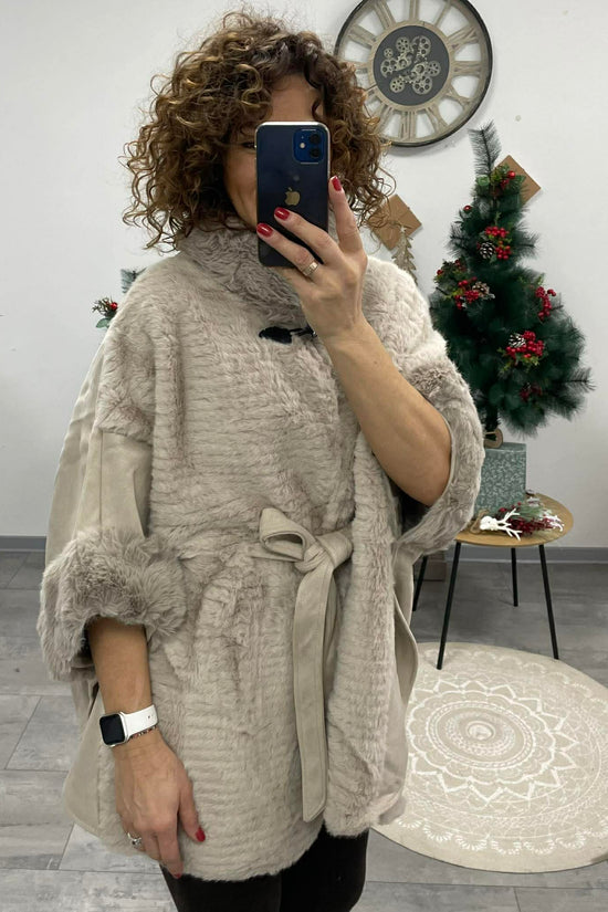 PILLE - Szőrrmés ponchó kabát. Világos bézs