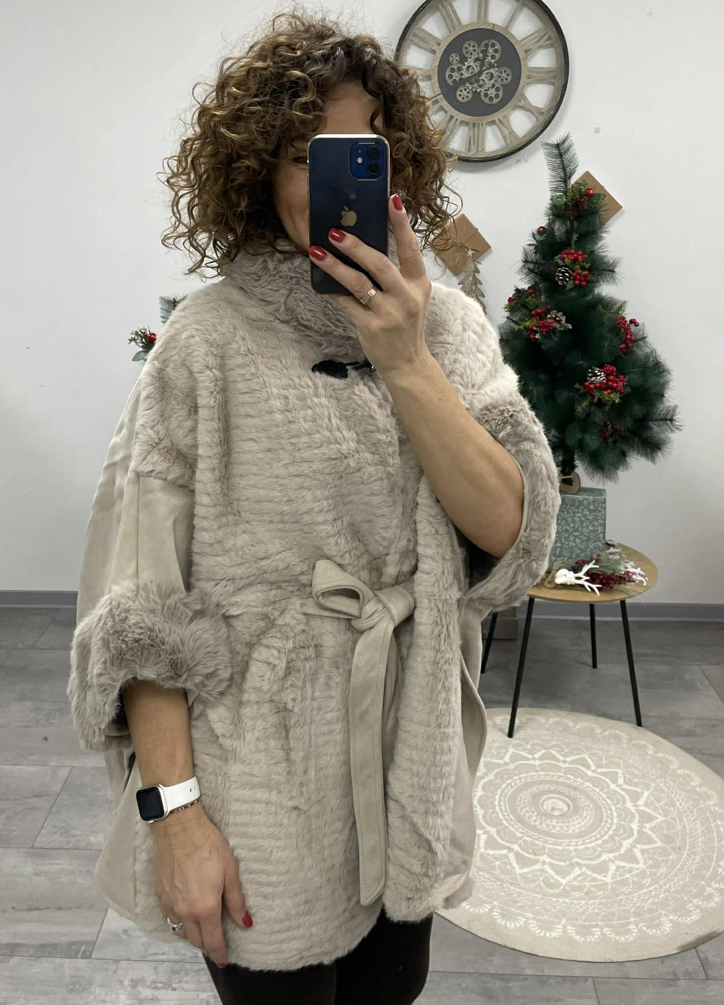 PILLE - Szőrrmés ponchó kabát. Világos bézs