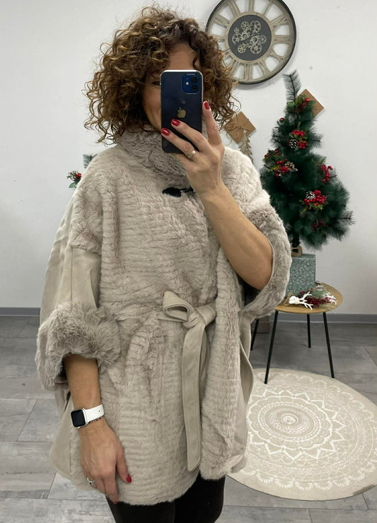 PILLE - Szőrrmés ponchó kabát. Világos bézs