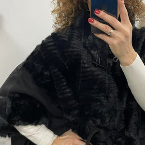 Pille - Szőrmés ponchó kabát. Fekete