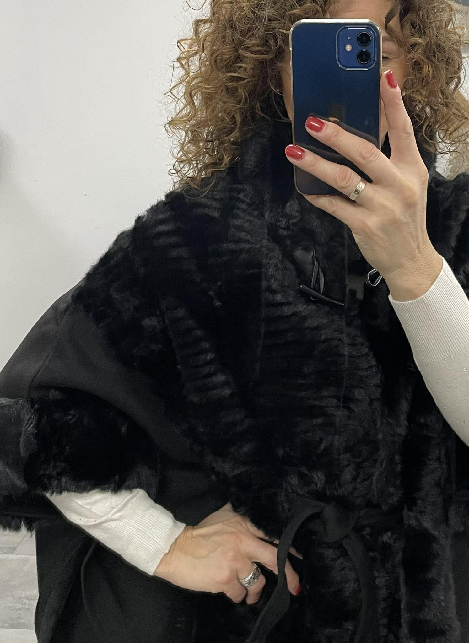 Pille - Szőrmés ponchó kabát. Fekete