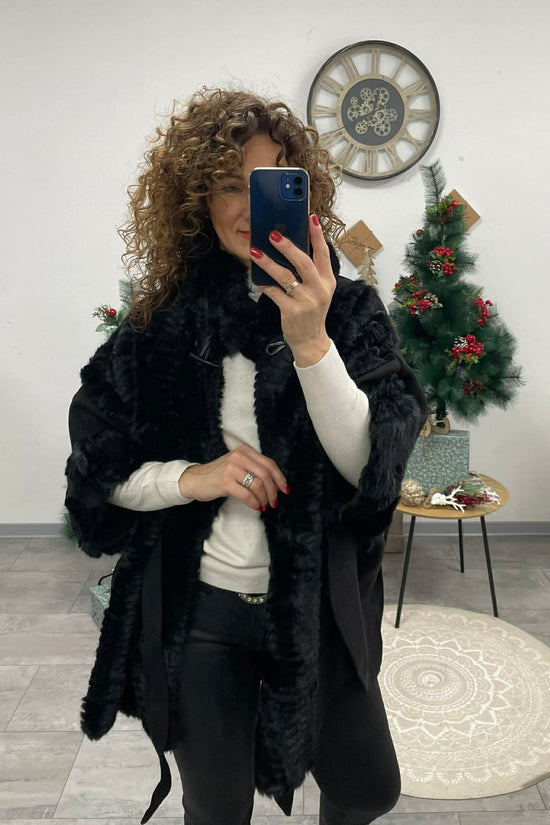 Pille - Szőrmés ponchó kabát. Fekete