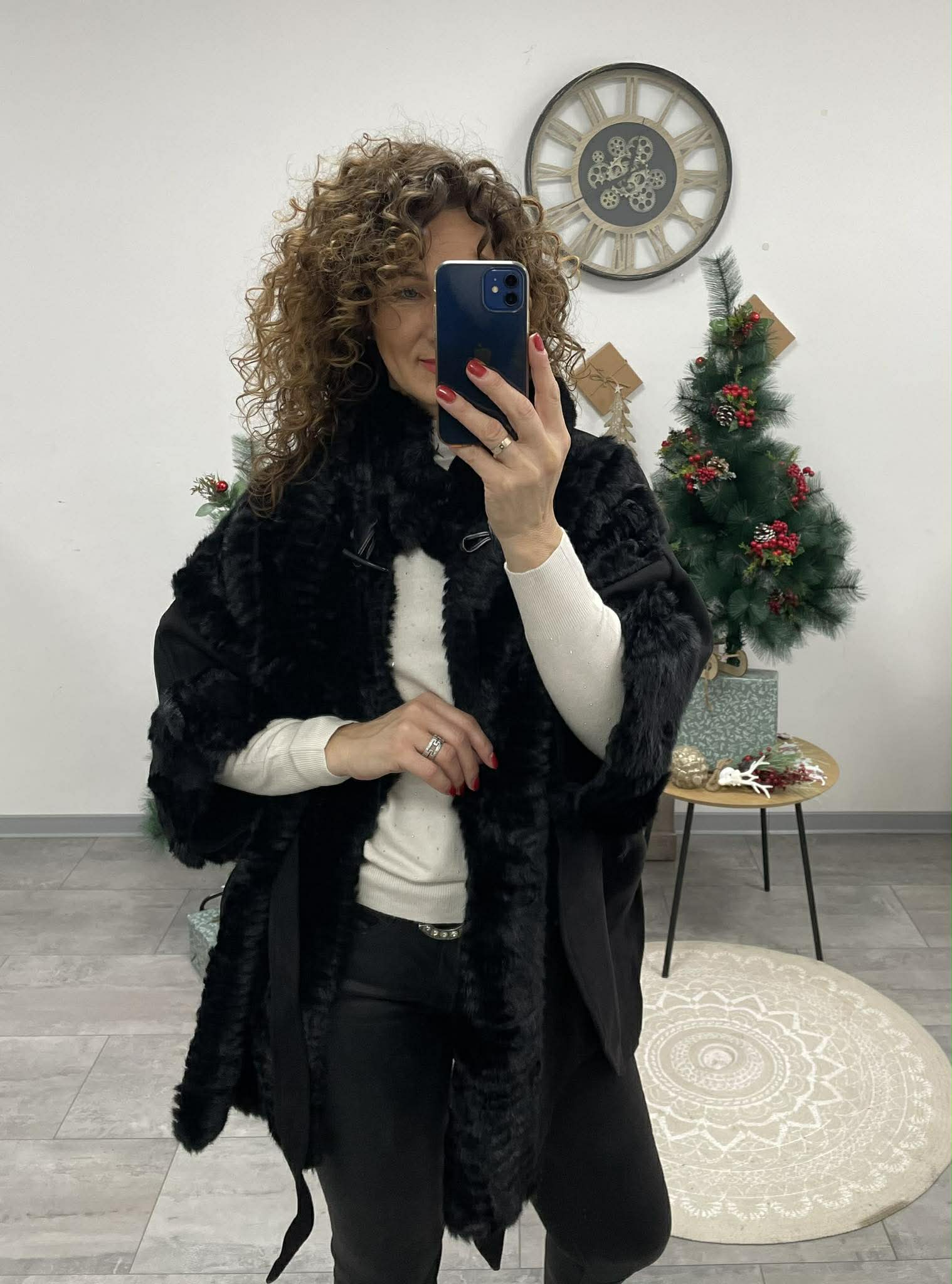 Pille - Szőrmés ponchó kabát. Fekete