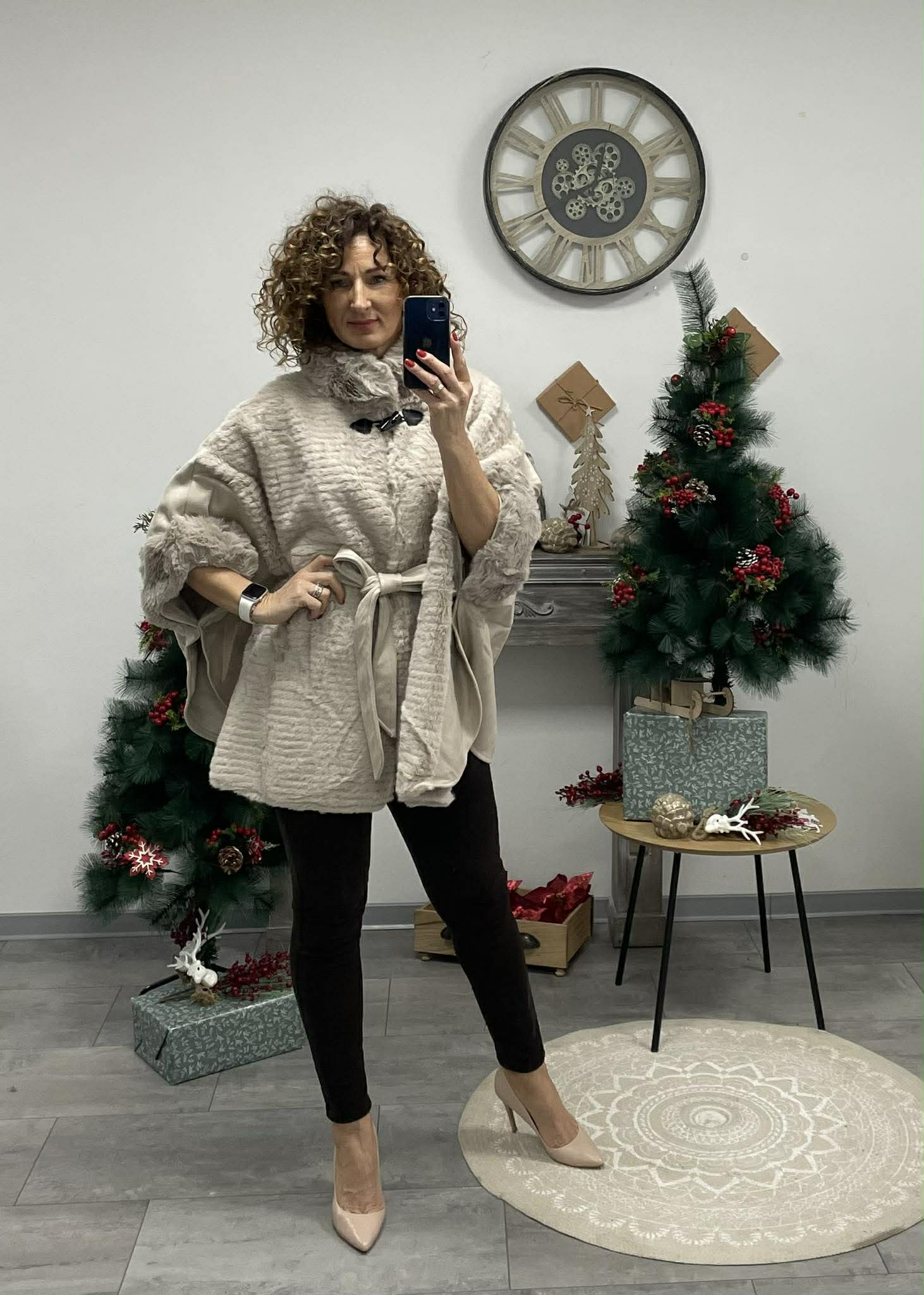 PILLE - Szőrrmés ponchó kabát. Világos bézs