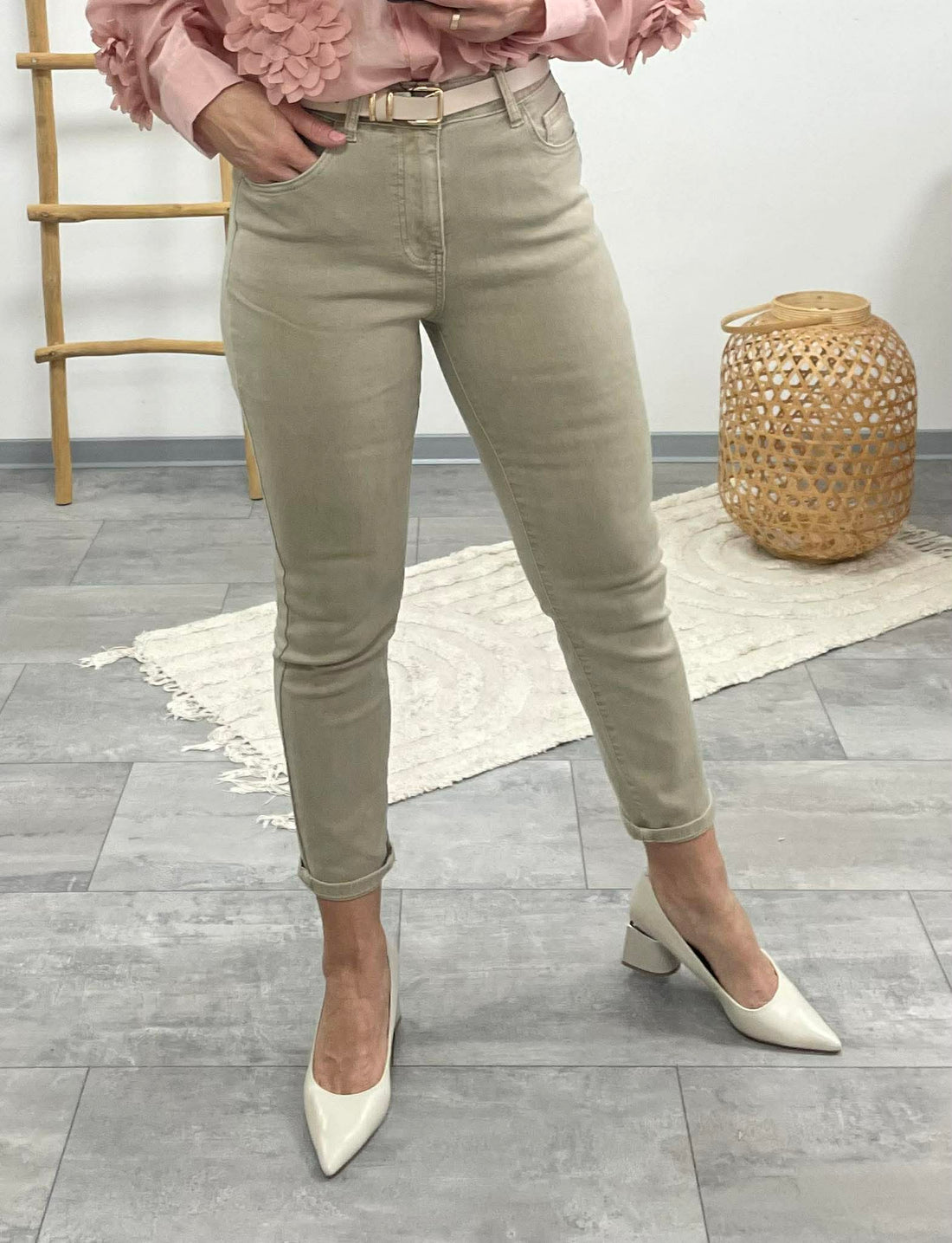 MOM - Mom fazonú farmer nadrág. Mogyoróbarna