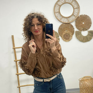 MARGARET - 3D virágos blúz. Sötétbarna