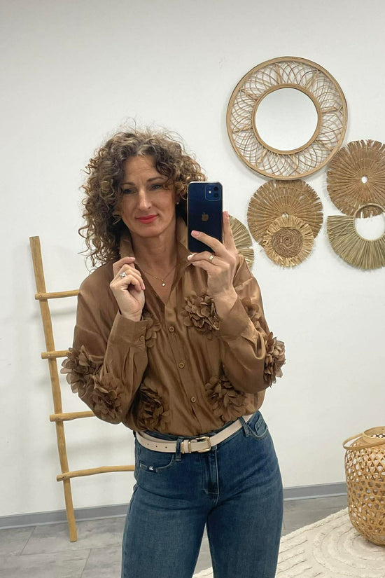 MARGARET - 3D virágos blúz. Sötétbarna