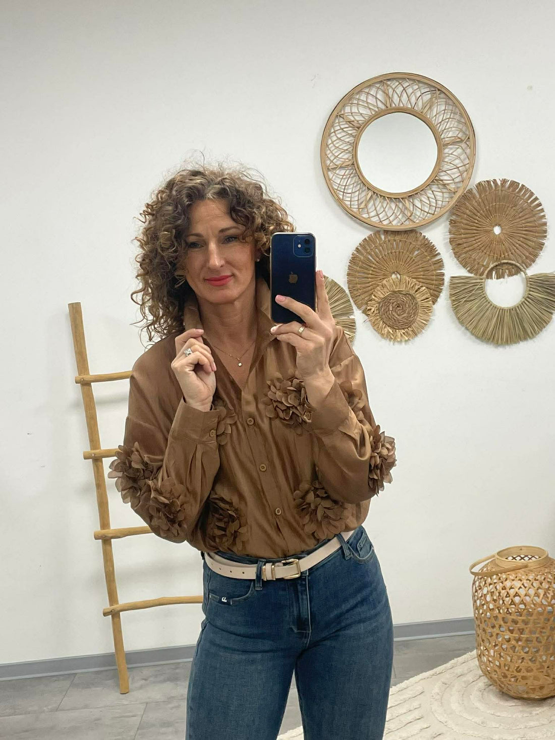 MARGARET - 3D virágos blúz. Sötétbarna