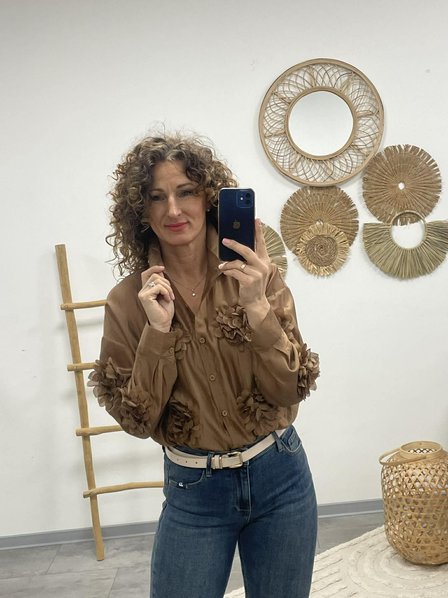 MARGARET - 3D virágos blúz. Sötétbarna