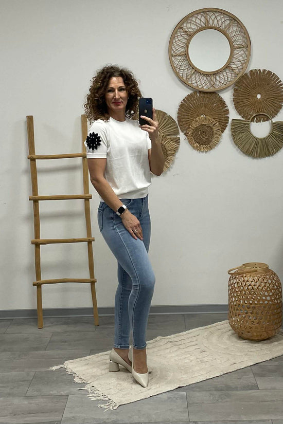 VIOLA - Virágos ujjú felső. Fehér