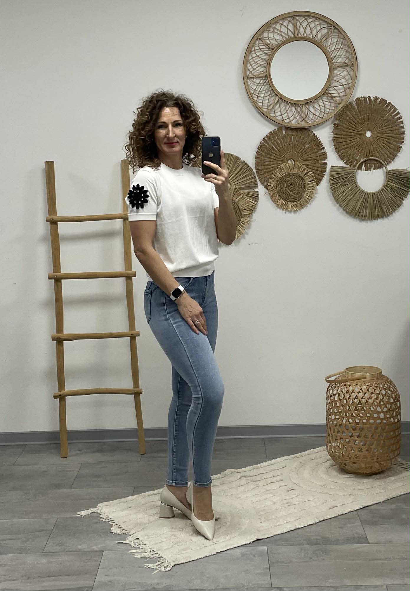 VIOLA - Virágos ujjú felső. Fehér