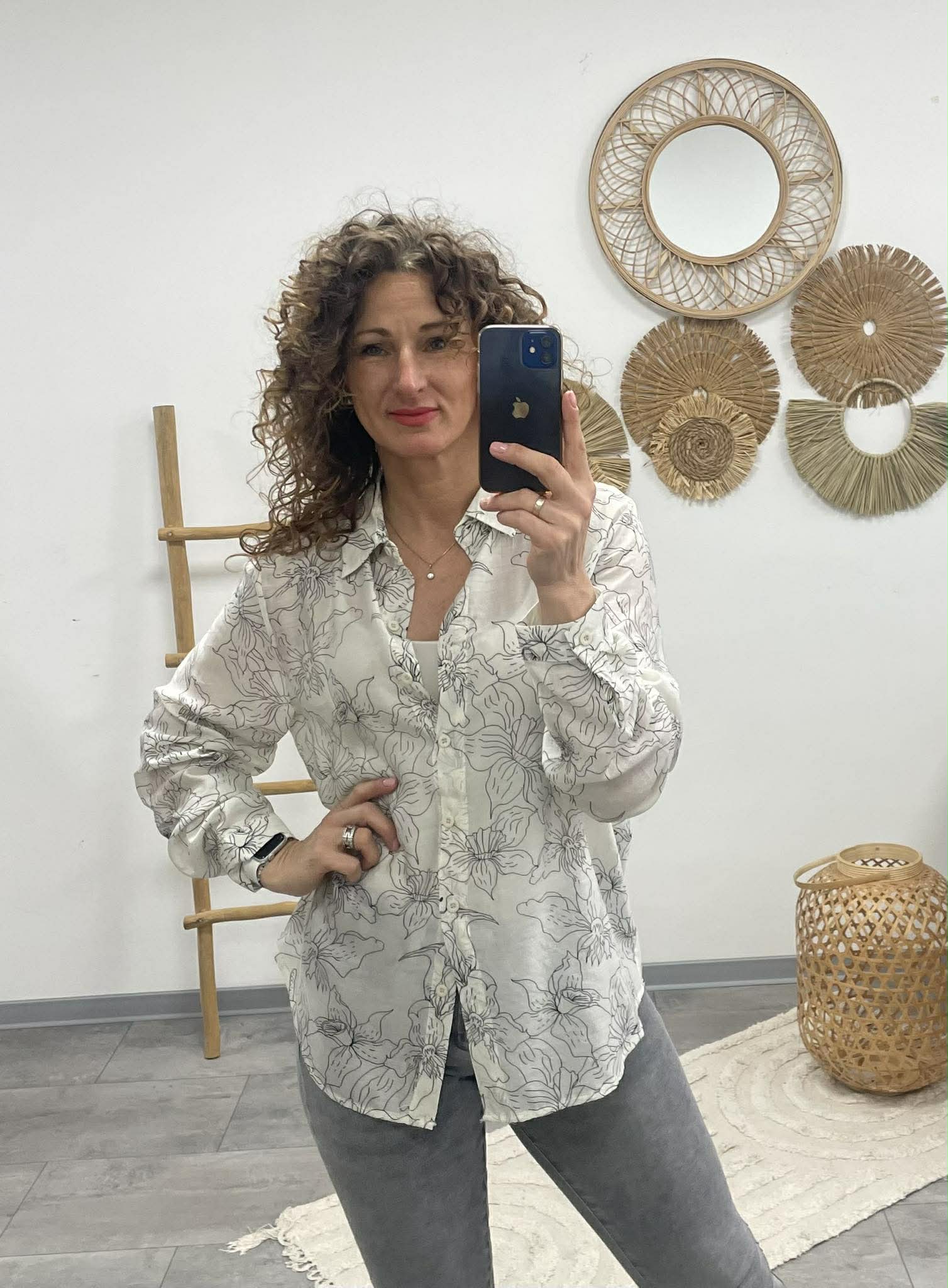 Flower  - Virágos blúz. Világosdrapp