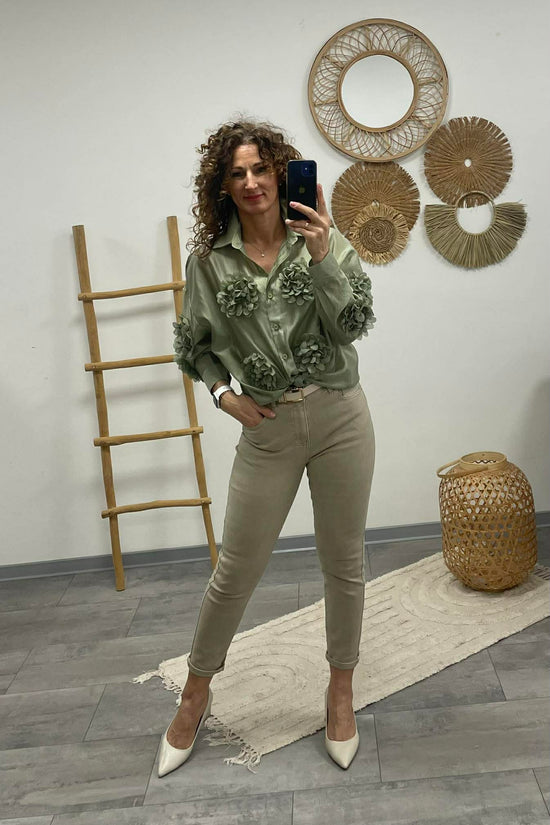 MARGARET - 3D virágos blúz. Khakizöld