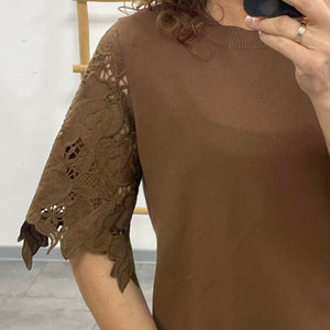 VIRÁG - Csipke ujjú feslő. Sötétbarna