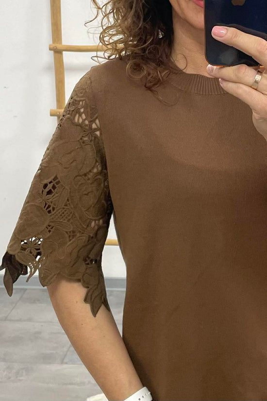 VIRÁG - Csipke ujjú feslő. Sötétbarna